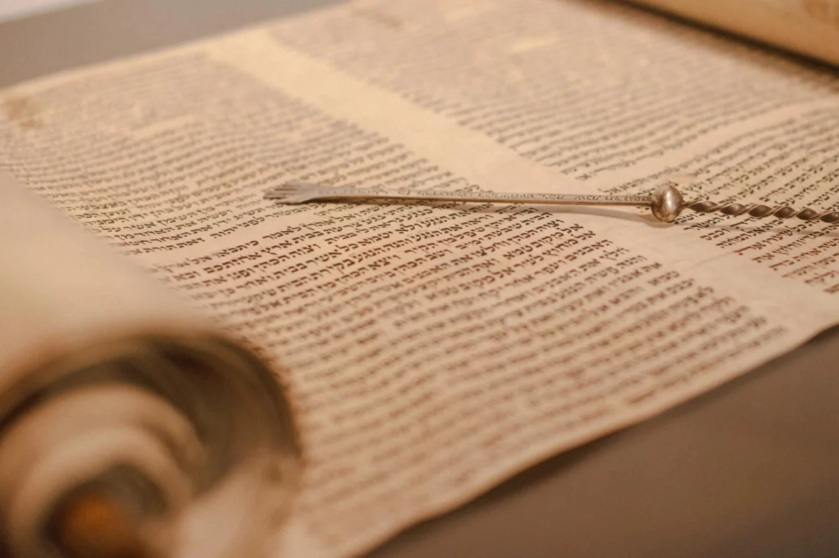 Neuvěřitelný osud 1 564 svitků Tóry z Česka: Jako zázrakem se je podařilo zachránit