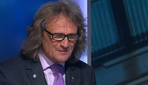 Kuriózní tečka v Událostech, komentářích: Ševčík z SPD se rozloučil úplně zpackanou pranostikou, zasmál se sám sobě v tichu