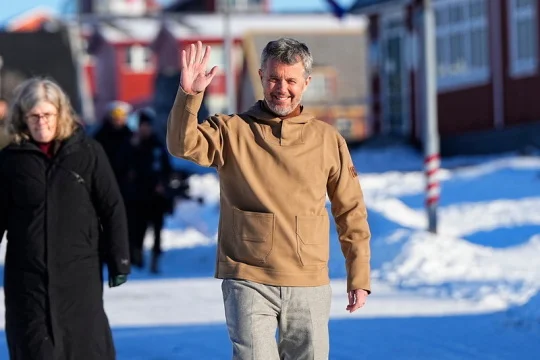 Dánský král Frederik X. zahájil návštěvu Grónska, o které má zájem Trump