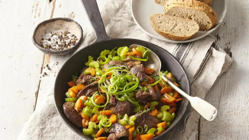 Drůbeží játra s mrkví, celerem a jablky