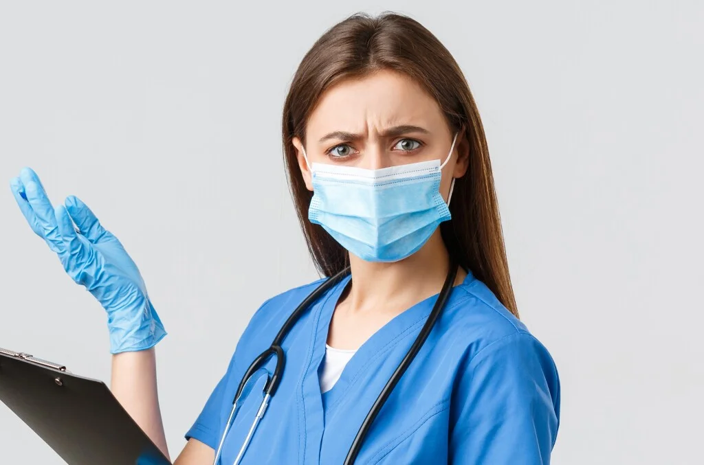 Sestry ve válce o 13. platovou třídu: Nemocnice kličkují, odbory hrozí inspekcí i soudy