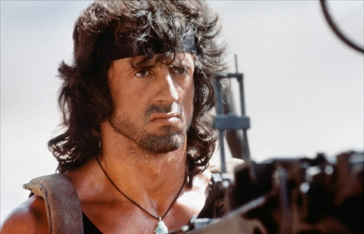 Rambo III: Hrozba dekapitace na place, drsný slovenský trenér a oblíbený český samopal v akci