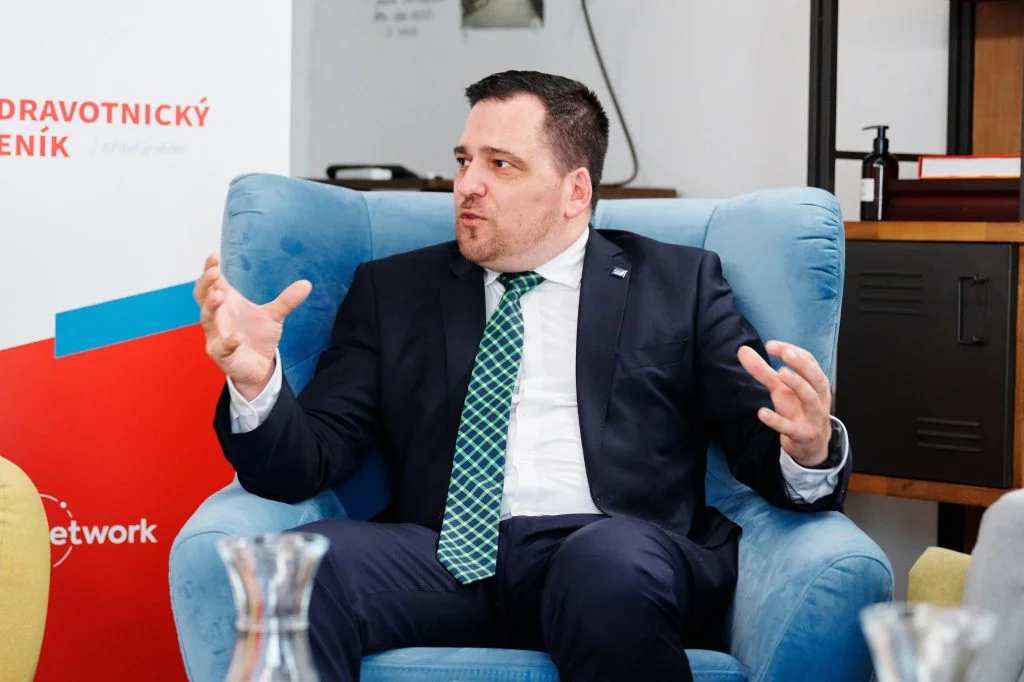 Europoslance Zdechovského vyřadili z aktivní zálohy. Tvrdí, že to oslabí obranu země