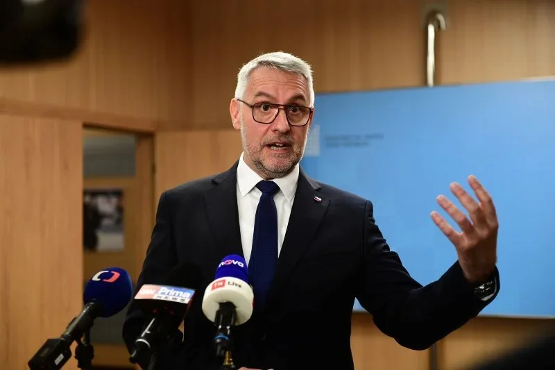 Jak zpřísnit kontrolu pobytu cizinců? Ministr Metnar představil plán