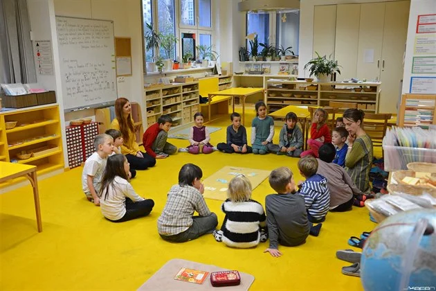 Proč celebrity utíkají z běžných škol? Montessori i Waldorf táhnou