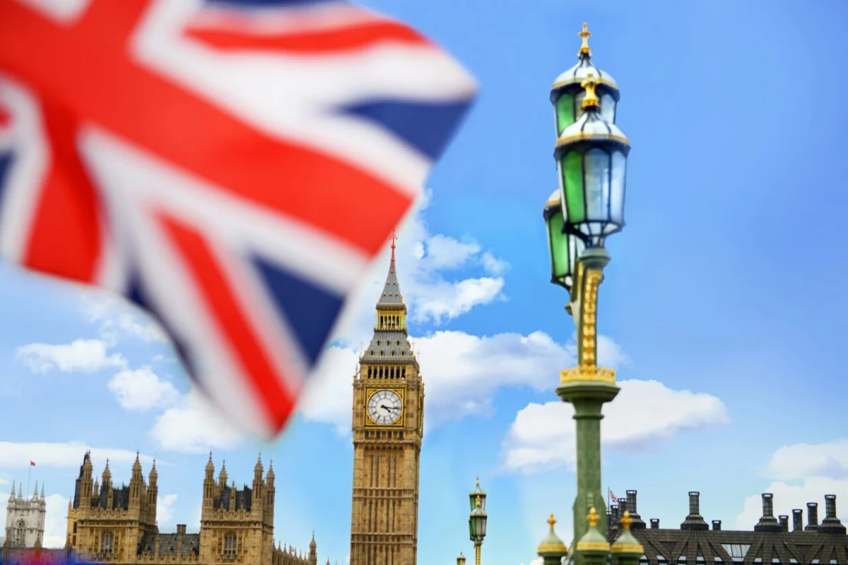 Ochlazení britské ekonomiky zesiluje očekávání poklesu sazeb