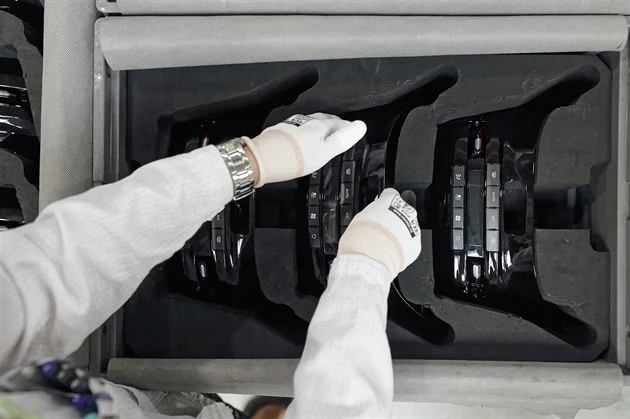 Brusel chce zachránit autoprůmysl. Dotace jen na elektroauta z evropských dílů