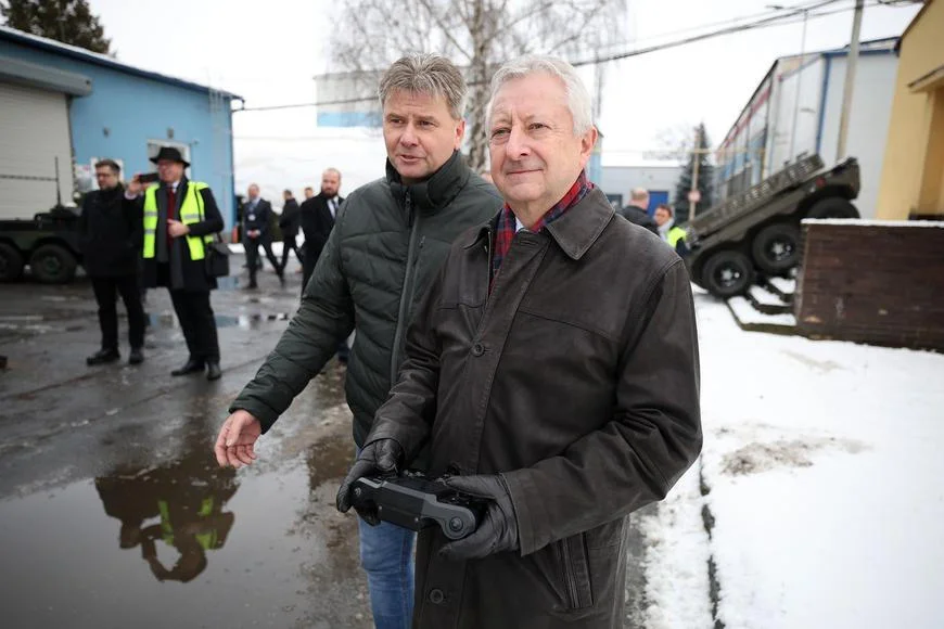 Komentář: Vláda systematicky snižuje schopnost státu bránit se nepříteli