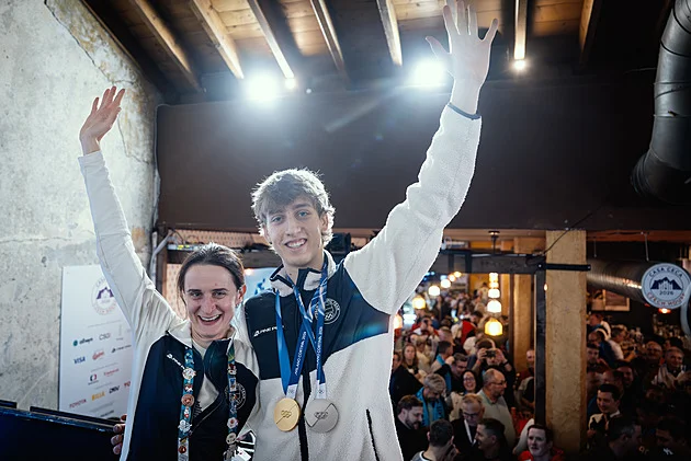 Symbolické předání štafety: Sáblíková s Jílkem budou vlajkonoši Česka na zakončení ZOH