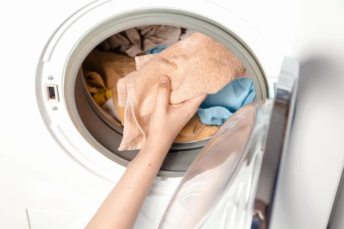 Češi neumí prát správně. Jen krátký cyklus nestačí, ekoprogram je často lepší volbou - Zprávy Dumazahrada.cz článek na Media24.cz