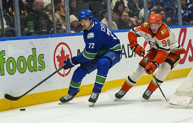 Další smůla pro Chytila, při tréninku ho do tváře trefil puk. Mrázkovi skončila sezona