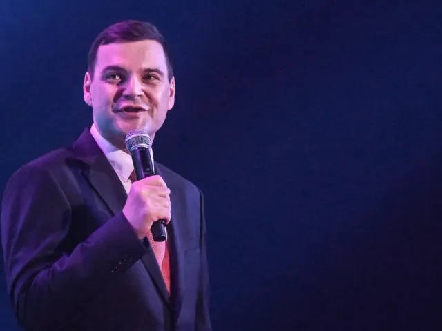 Nebývalý vliv českého politika. Macinkův konflikt s Clintonovou má dosahy na sítích v milionech