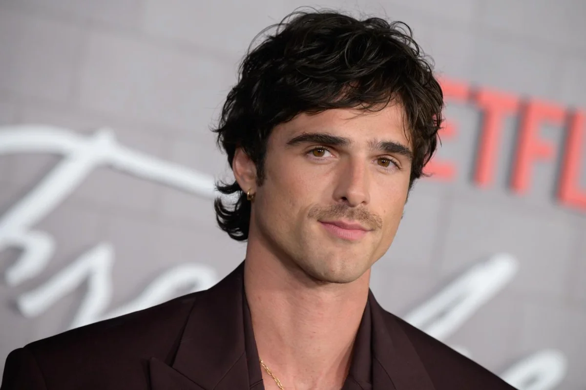 Milujeme muže, kteří se oblékají jako Jacob Elordi. Těch, co si troufnou na blůzu či kabelku, najdete pár