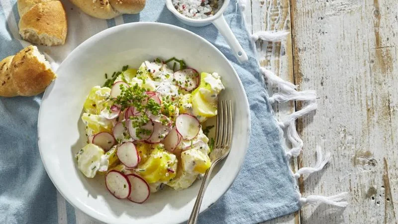 Bramborový salát a domácí rohlíky