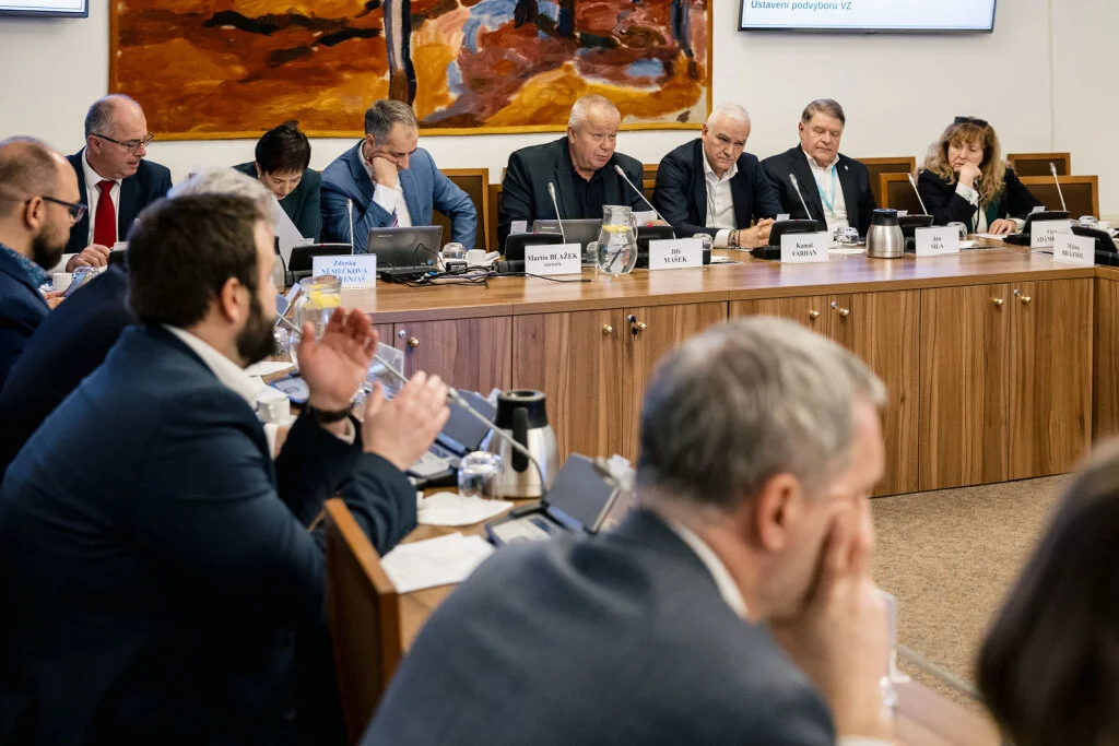 Není to školní besídka. Poslanci se přeli o Rajchlovu covidovou akci ve Sněmovně