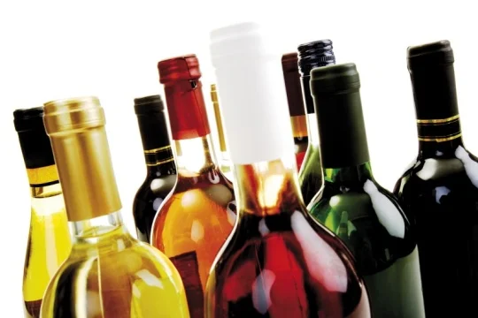 Průzkum:Alkohol a nikotin jsou podle 70 pct nezletilých studentů snadno dostupné