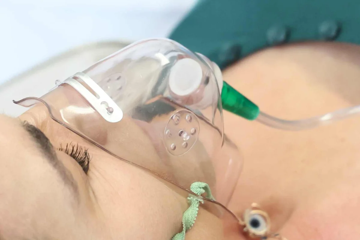 Nemocnice 24/7: Záchrana známého herce, na kterého spadnou kulisy, hluboké pokousání a zhroucení plíce