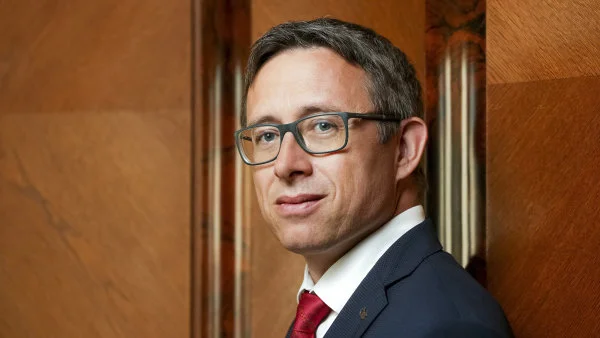 Nemůžeme si myslet, že stát dá deset miliard a vygeneruje tím tři biliony soukromých peněz, hodnotí Tomáš Holub vládní strategii