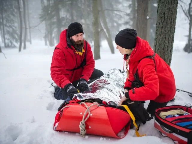 Tragická nehoda na sjezdovce. V Harrachově zemřela žena poté, co se srazila s jiným lyžařem