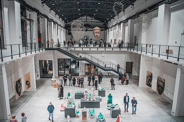 Sochařovy Tvory i kybervěštby ukazuje galerie v bývalé elektrárně v Trutnově