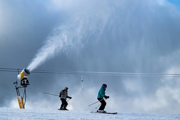 Po srážce zemřela v Harrachově lyžařka. Policisté hledají klíč k tragédii