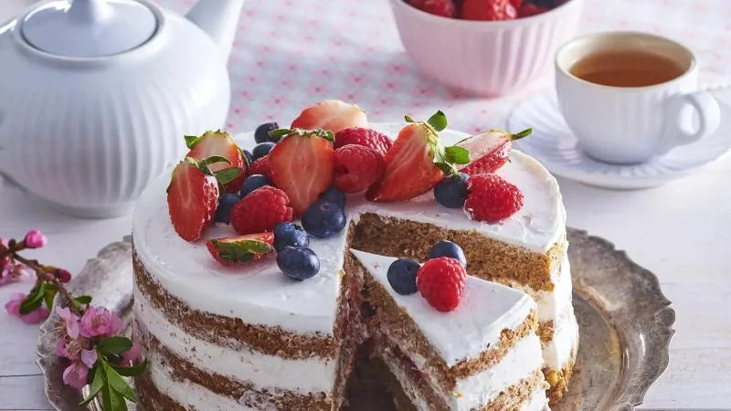 Ořechový dort se šlehačkou a ovocem