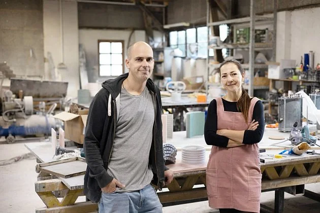 Betonový nábytek? Dva Češi ho vzali jako výzvu. Dnes mění pohled na interiér