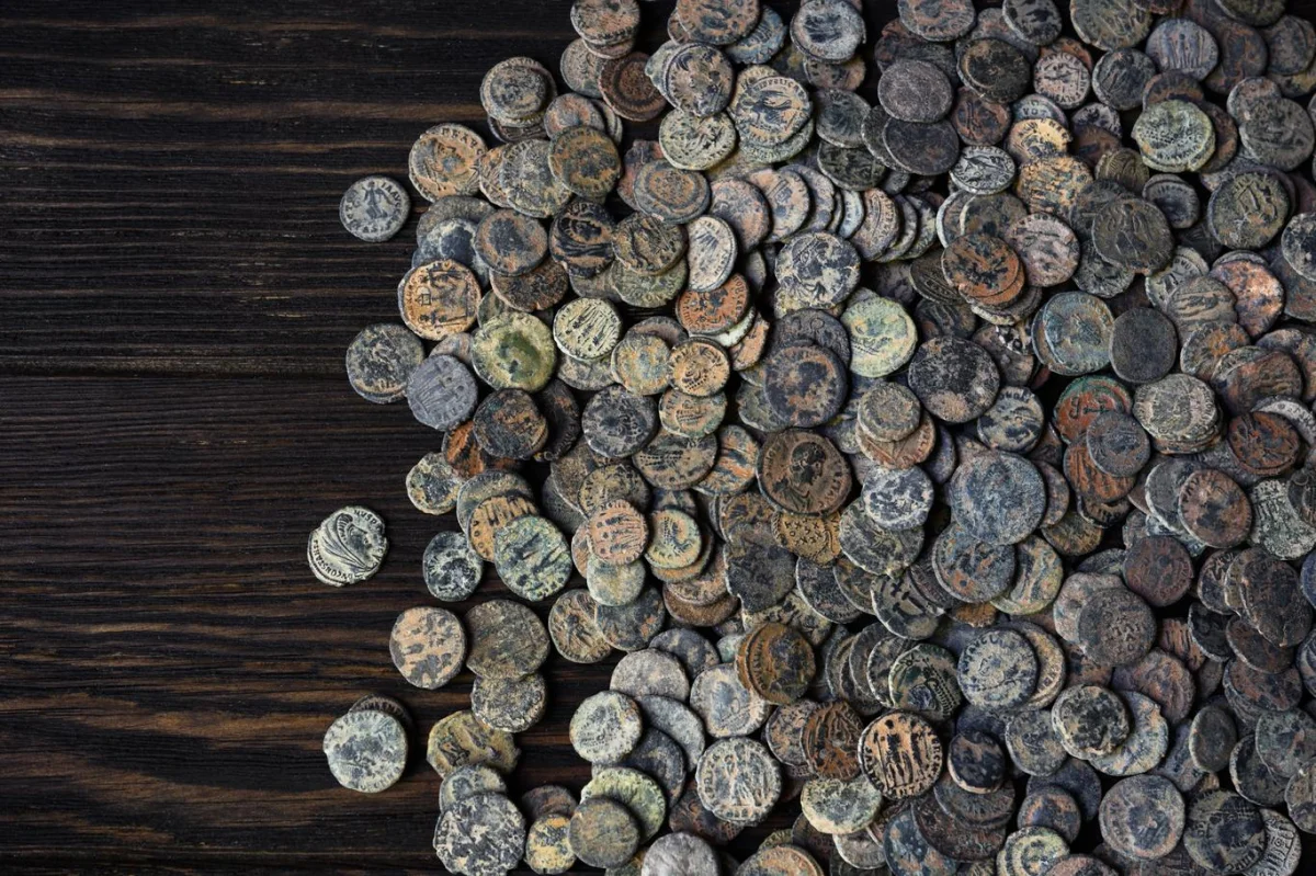 Objev století! 40 000 mincí starých 1700 let se skrývalo ve starých nádobách pod podlahou domu