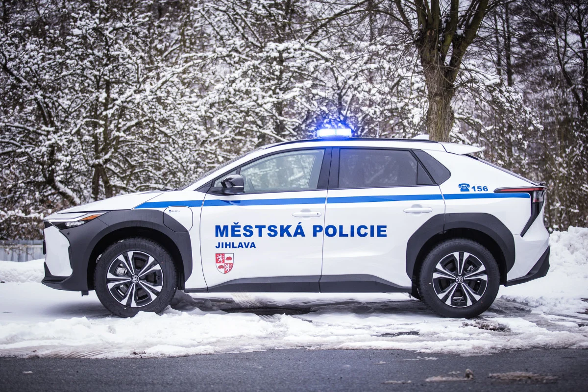 Společnost Auto Eder dodala první elektrickou Toyotu bZ4X Městské policii Jihlava