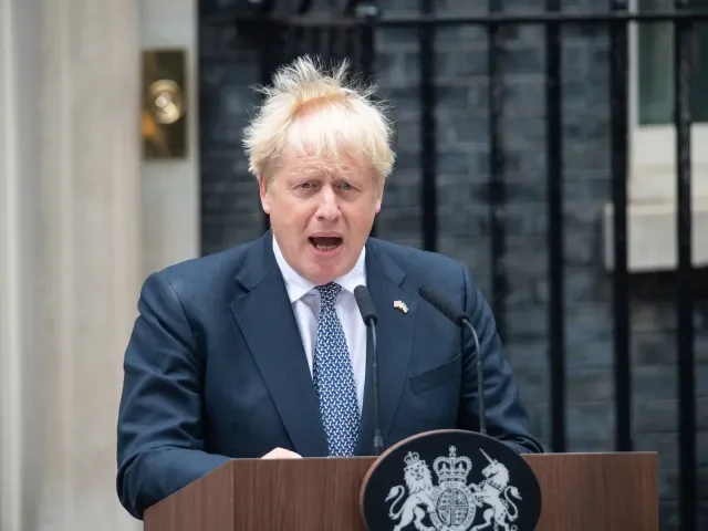 Boris Johnson vyzval k vyslání spojeneckých jednotek na Ukrajinu. Je prý čas „přepnout spínač v Putinově hlavě“