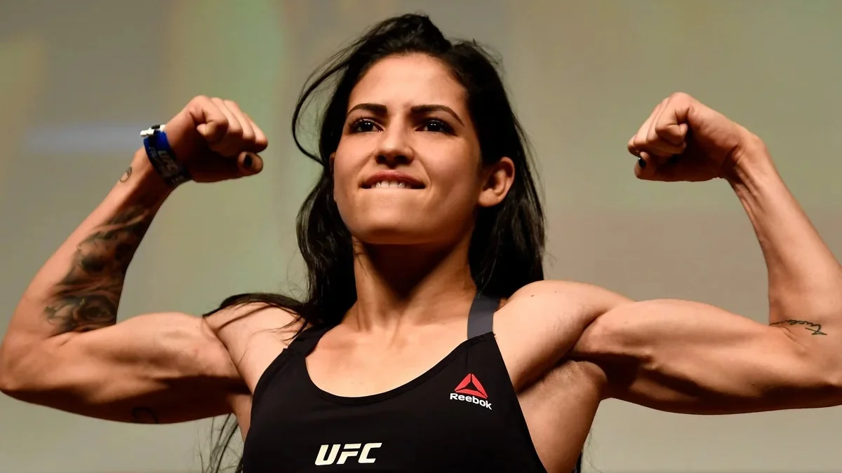 Bojovnici UFC se v kleci nedaří, zato v bikinách nemá konkurenci. Brazilská kráska dráždí fanoušky žhavými fotkami na sítích