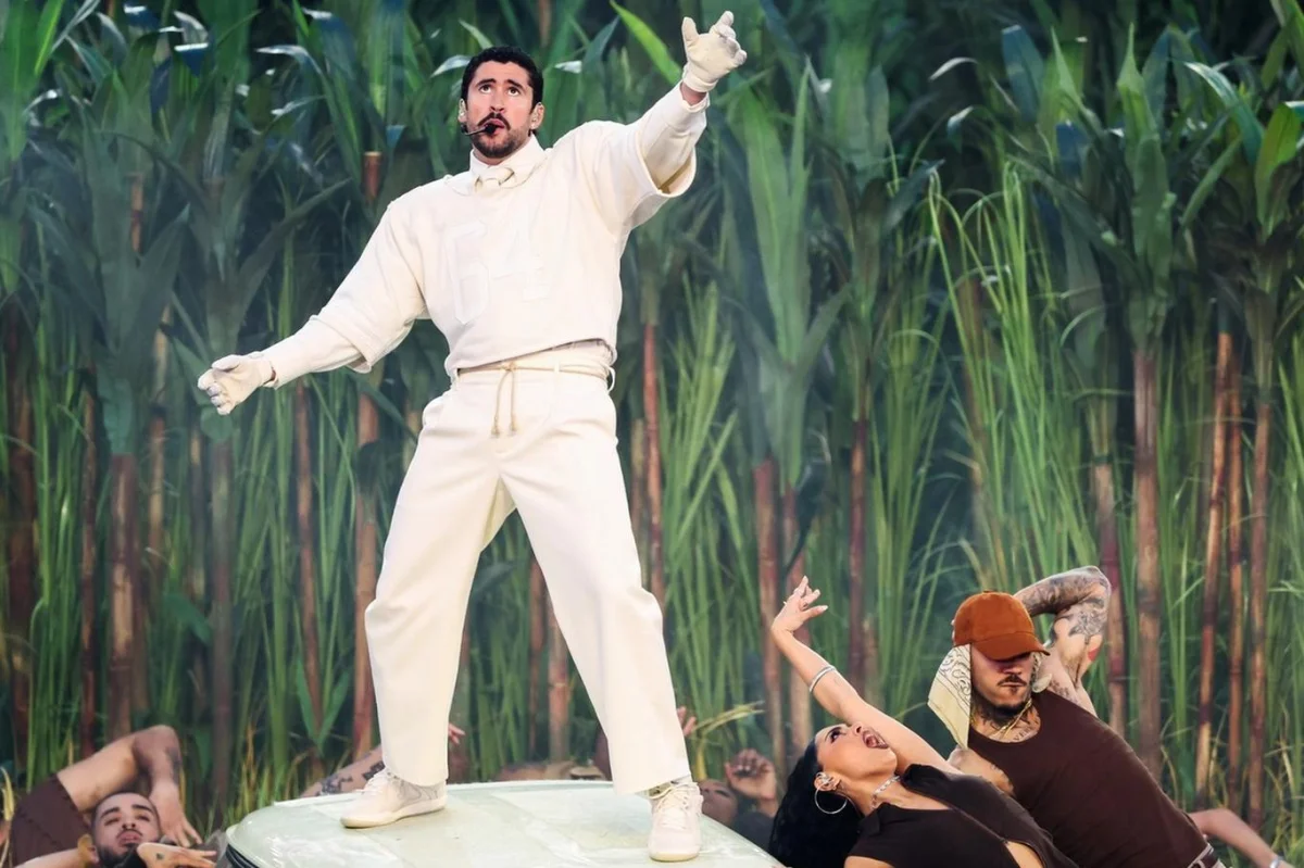 Nejsledovanější outfit planety? Bad Bunny na Super Bowlu. Zpěvák razí osobitý přístup k módě už léta