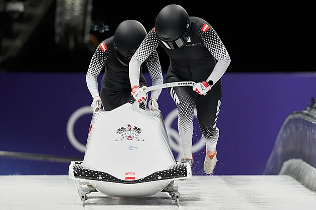 Rakouský čtyřbob se v Cortině převrátil. Pilot skončil v nemocnici - Zprávy Lidovky.cz článek na Media24.cz