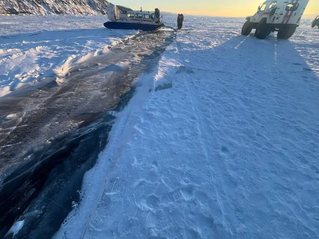 Turistický autobus s Číňany se propadl do zamrzlého jezera Bajkal, osm lidí zemřelo