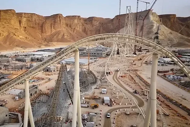 Matějská pouť láká i na Cyklon. Svět ale obdivuje rekordní horskou dráhu v poušti