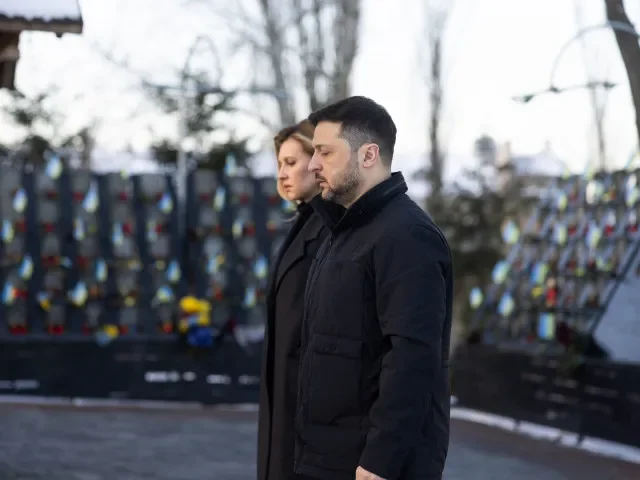 Zelenskyj odmítl vyhlásit stanné právo a armáda se musela chystat na ruskou invazi utajeně, píše The Guardian