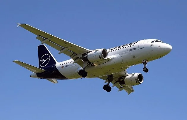 Cestující nocovali v Mnichově v letadle. Posádka nesehnala autobusy