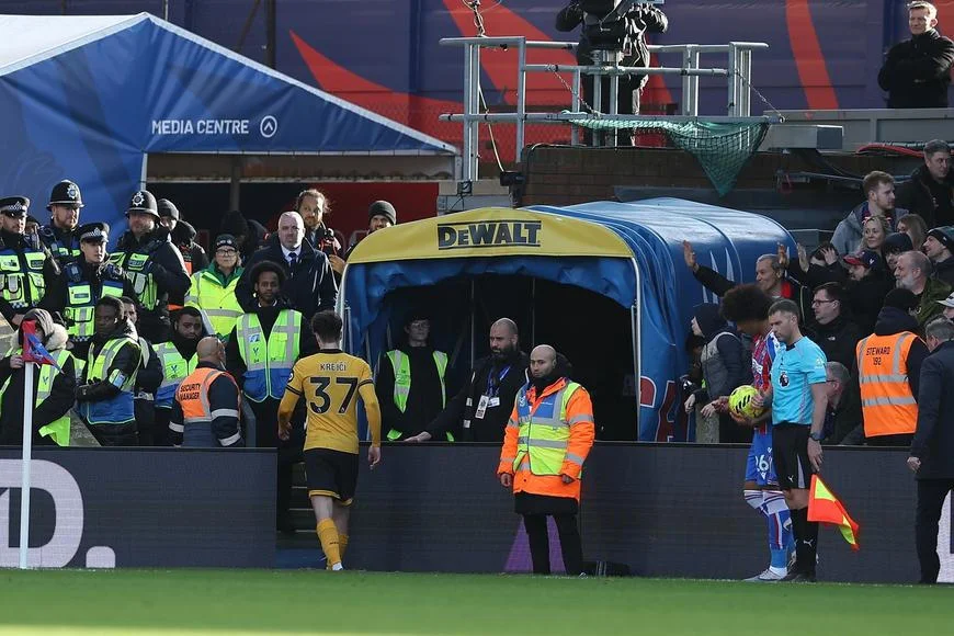 Hloupý zkrat Krejčího, zbytečně zakopl balon a dostal červenou. Oslabení Vlci padli