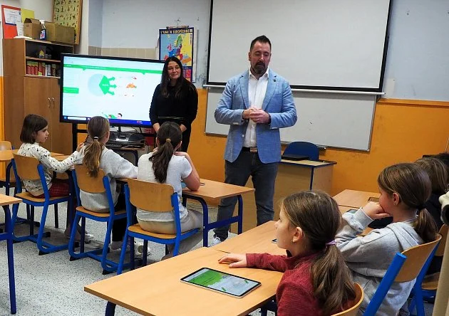 Když plýtváte jídlem a kupujete rychlou módu, zvyšujete emise, učil žáky Červený