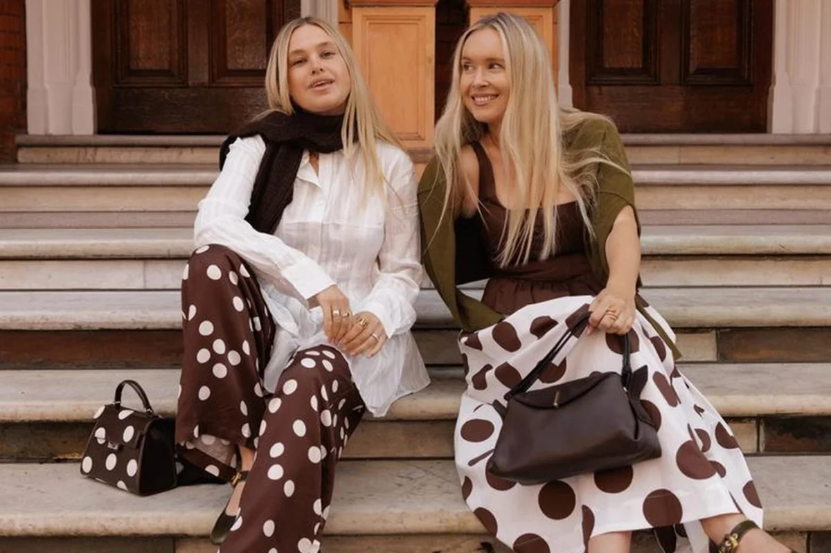 Z tohoto retro trendu budete nadšené! Oldschool polka dot je zpátky. Toto jsou nejhezčí kousky roku 2026