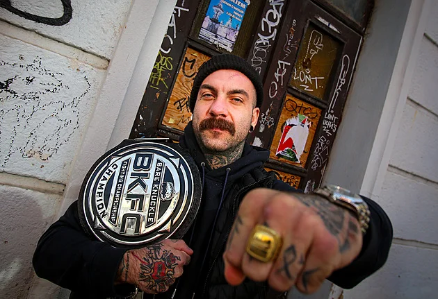 Boxer bez rukavic Hála: McGregor? Občas mi kouká na storíčka. Lákal by ho zápas v Clashi?