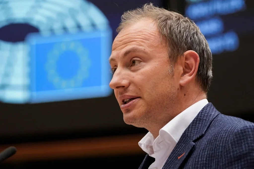 Trváme na zrušení povolenek pro dopravu a budovy, říká europoslanec Knotek