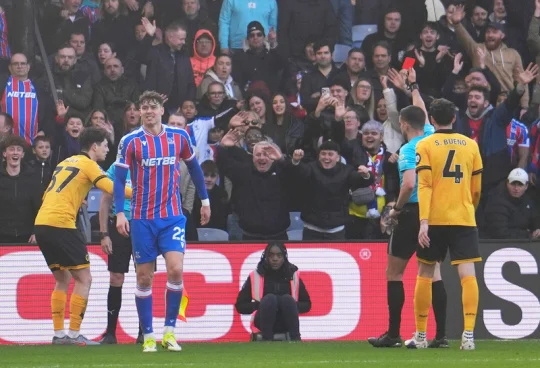 Krejčí vyloučením oslabil Wolverhampton, jenž pak prohrál gólem v závěru