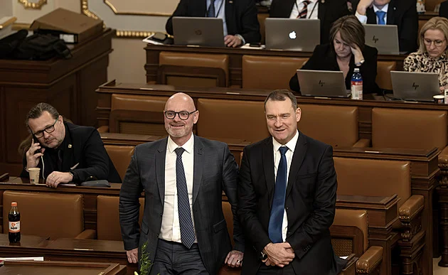 Poslanci budou hlasovat o nedůvěře vládě. Opozice kritizuje Macinku i Babiše