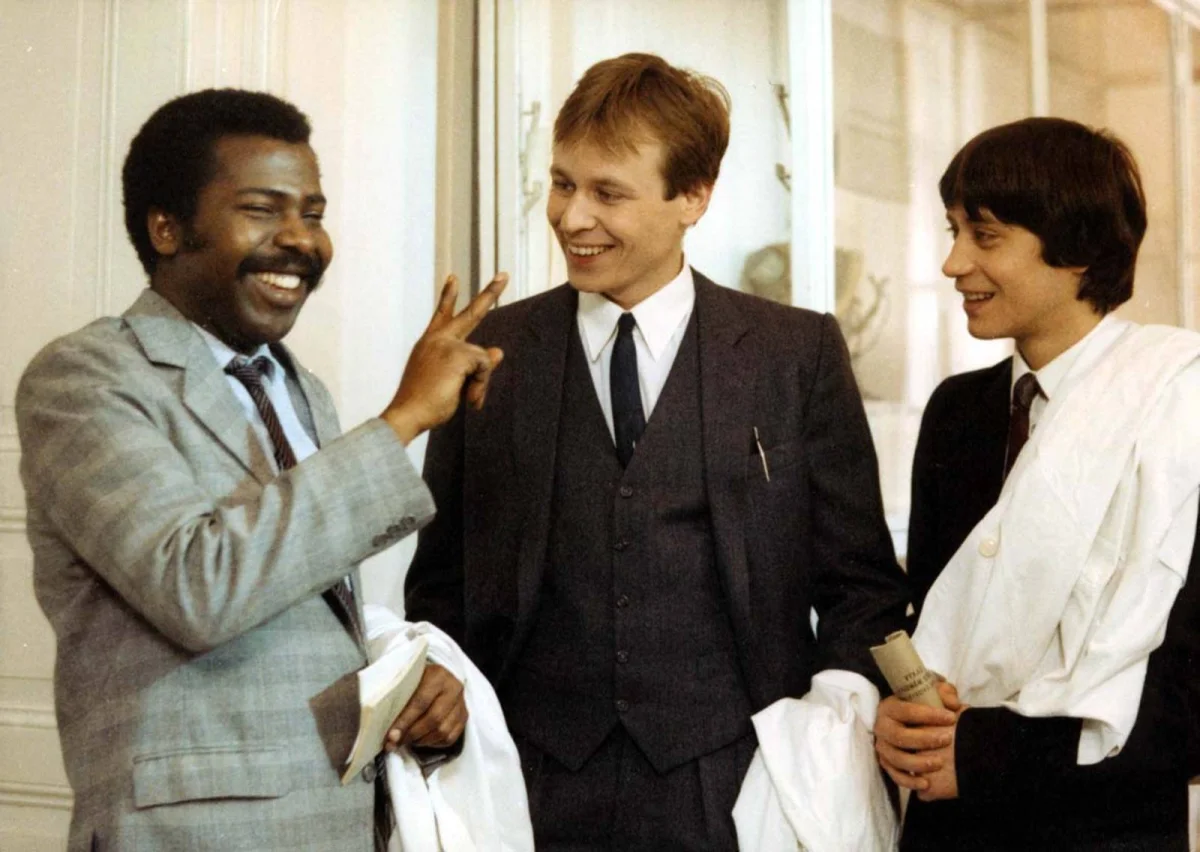 Jak básníci přicházejí o iluze: Tajný dabing krásné Jeskyňky, skutečný pervitin na koleji a Rodenova superpaměť