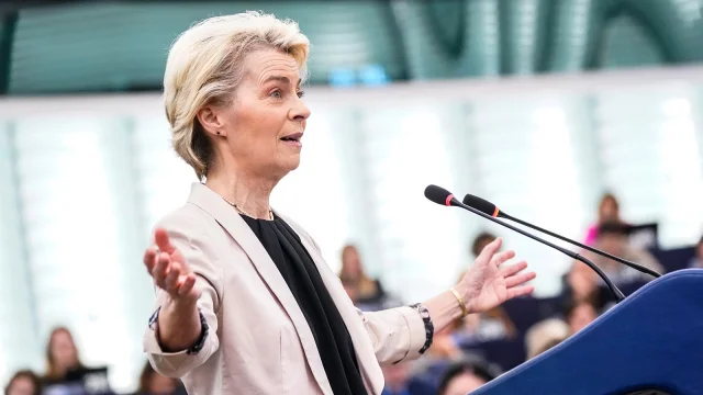 EU se tváří, že touží po rozšíření elektromobilů, její nejnovější krok se ale postará jen o pravý opak