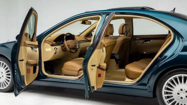 Skoro nejetý vrcholný Mercedes s nejlepším motorem je i v této magické specifikaci k mání za cenu lepší škodovky