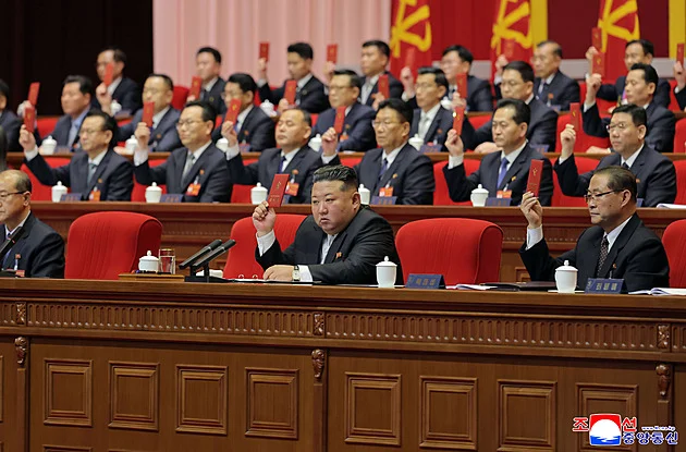 Kim Čong-una potvrdili v čele strany. Zvýšil prestiž země, oslavují ho