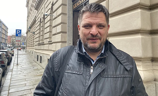 Pomoc dlužníkům skončila stíháním. Advokát zproštěný viny bojuje o odškodné