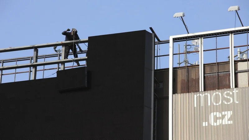 Demontáž LED monstra nad Nuselským mostem byla Kverulantovým vítězstvím